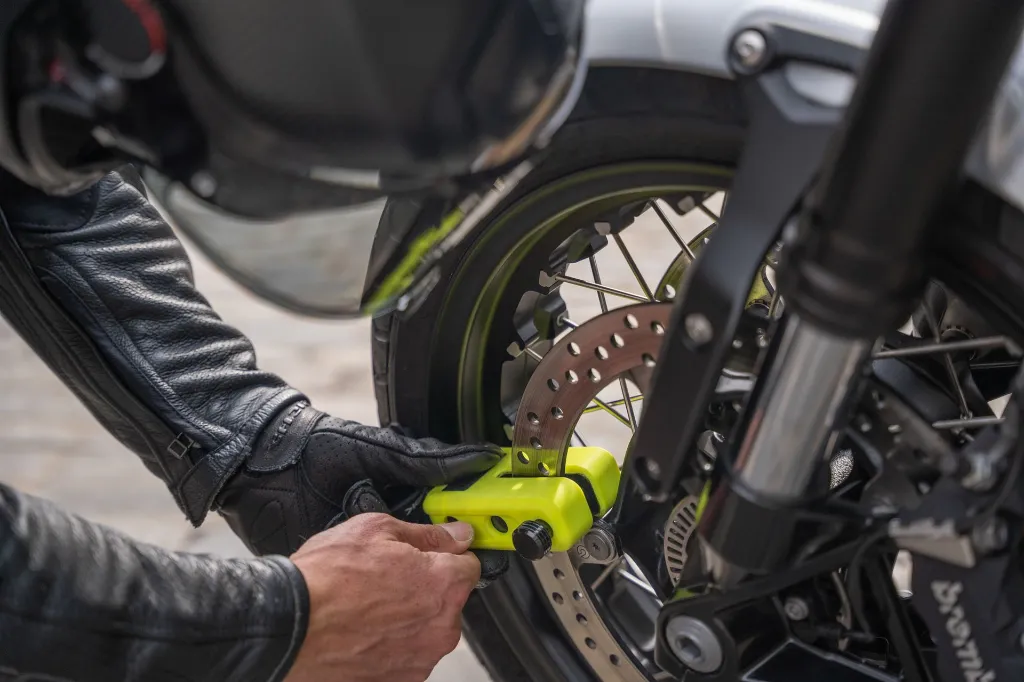 MDM1NY-Locking-Front-Wheel-Close-2.webp